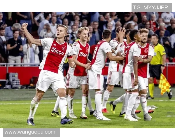 双足球明星对决：足坛新世纪的巅峰对抗与时代印记