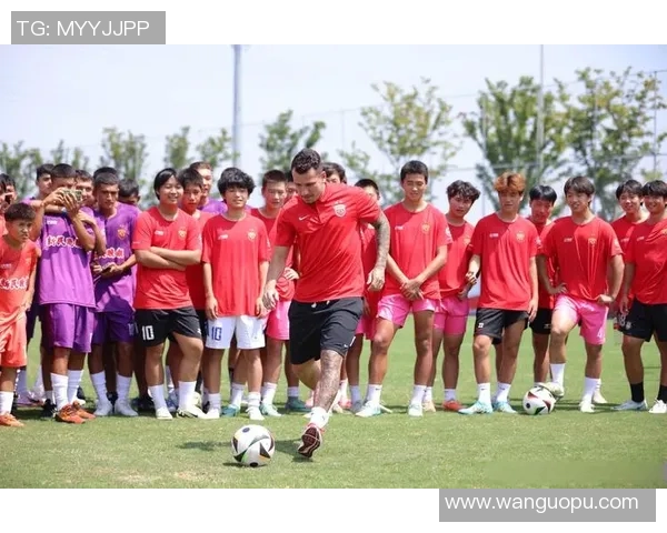 足球球星身上的虎纹身象征力量与勇气揭示背后的故事与意义